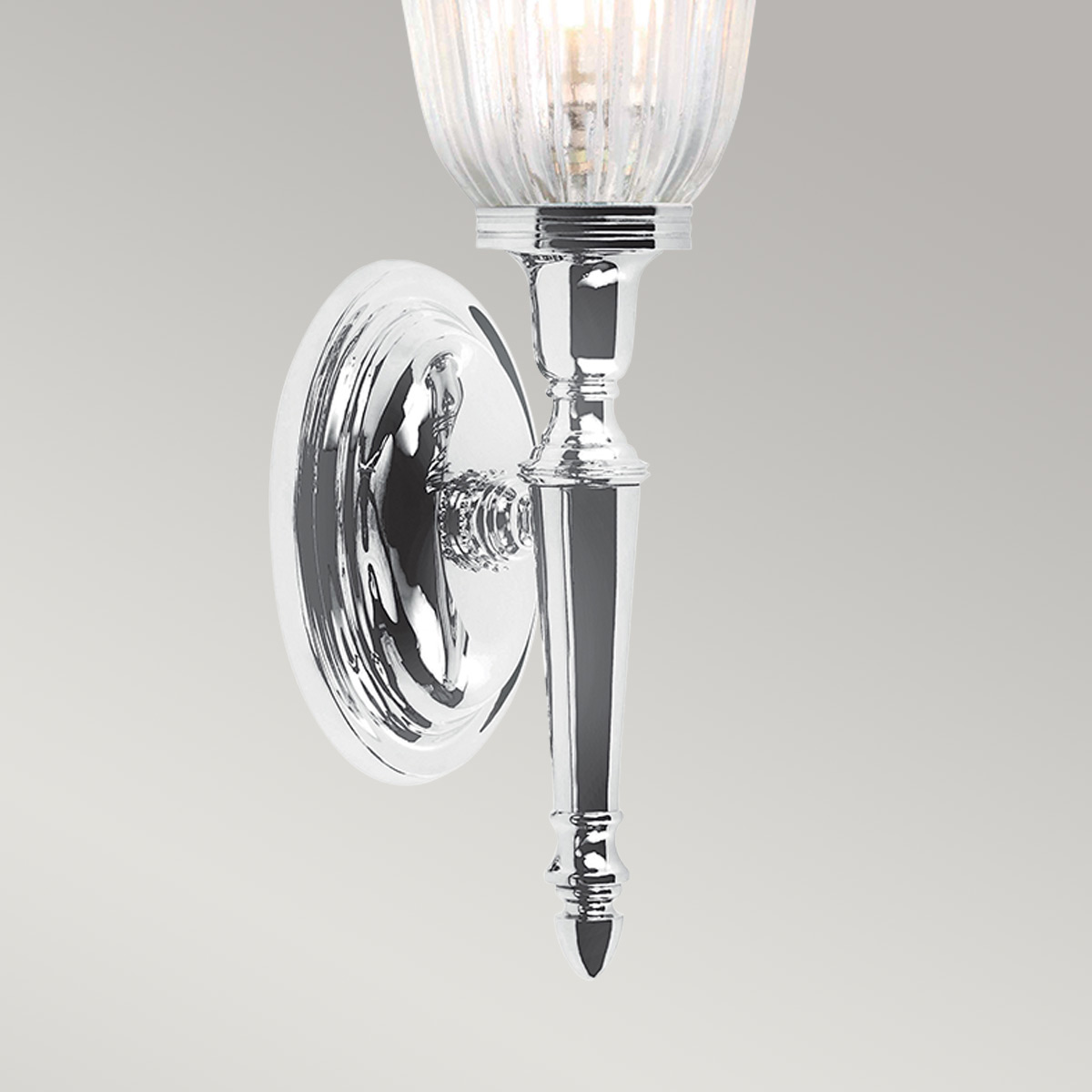 Dryden 33cm Poleret krom badeværelseslampe Fra Elstead Lighting - Lampen fås i flere finish såsom poleret krom, poleret nikkel og poleret messing, hvilket giver fleksibilitet i stil og dekoration.