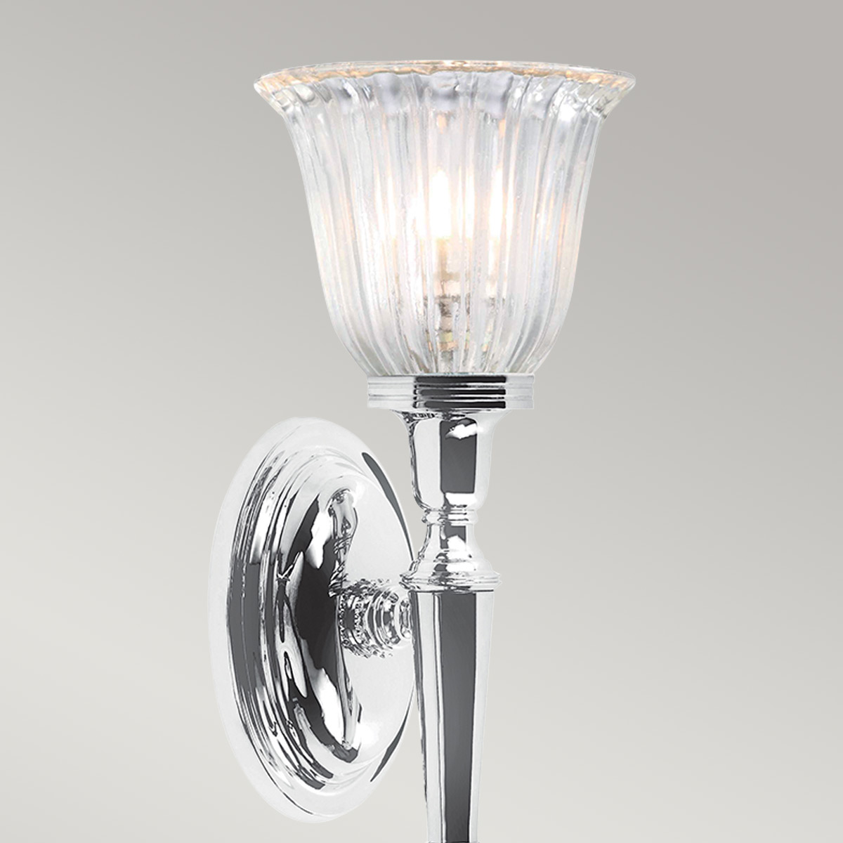 Dryden 33cm Poleret krom badeværelseslampe Fra Elstead Lighting - Lampen fås i flere finish såsom poleret krom, poleret nikkel og poleret messing, hvilket giver fleksibilitet i stil og dekoration.