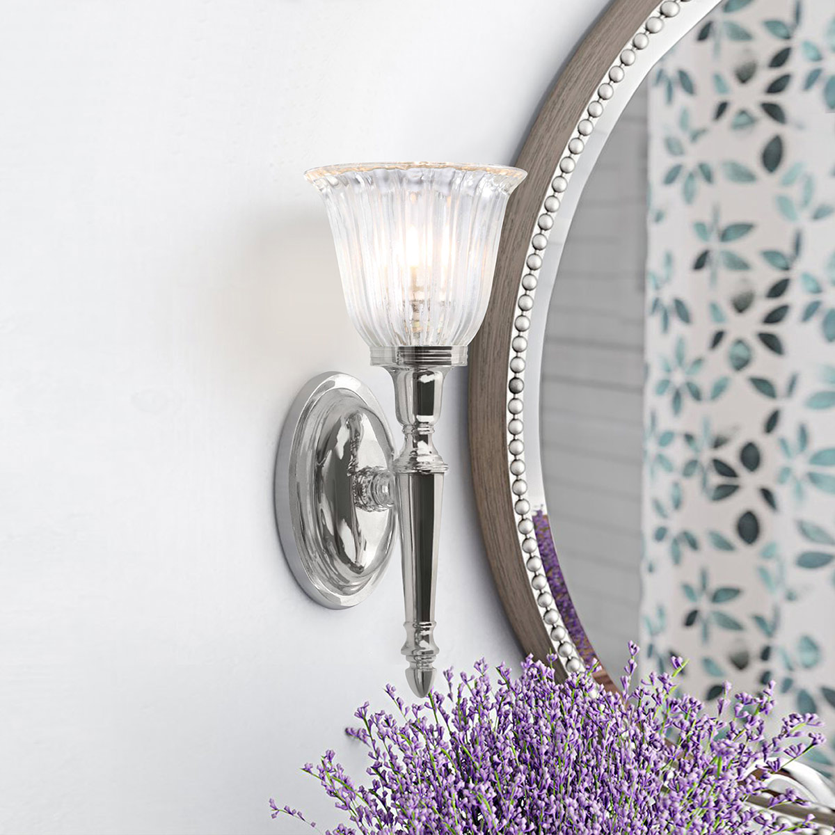 Dryden 33cm Poleret krom badeværelseslampe Fra Elstead Lighting - Lampen fås i flere finish såsom poleret krom, poleret nikkel og poleret messing, hvilket giver fleksibilitet i stil og dekoration.