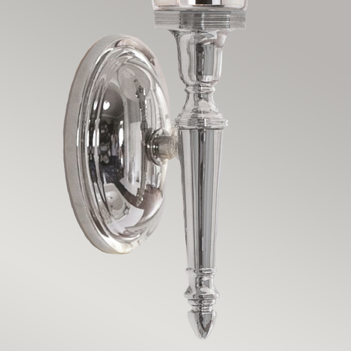 Dryden 40cm Poleret krom badeværelseslampe Fra Elstead Lighting - Lampen fås i flere finish såsom poleret krom, poleret nikkel og poleret messing, hvilket giver fleksibilitet i stil og dekoration.