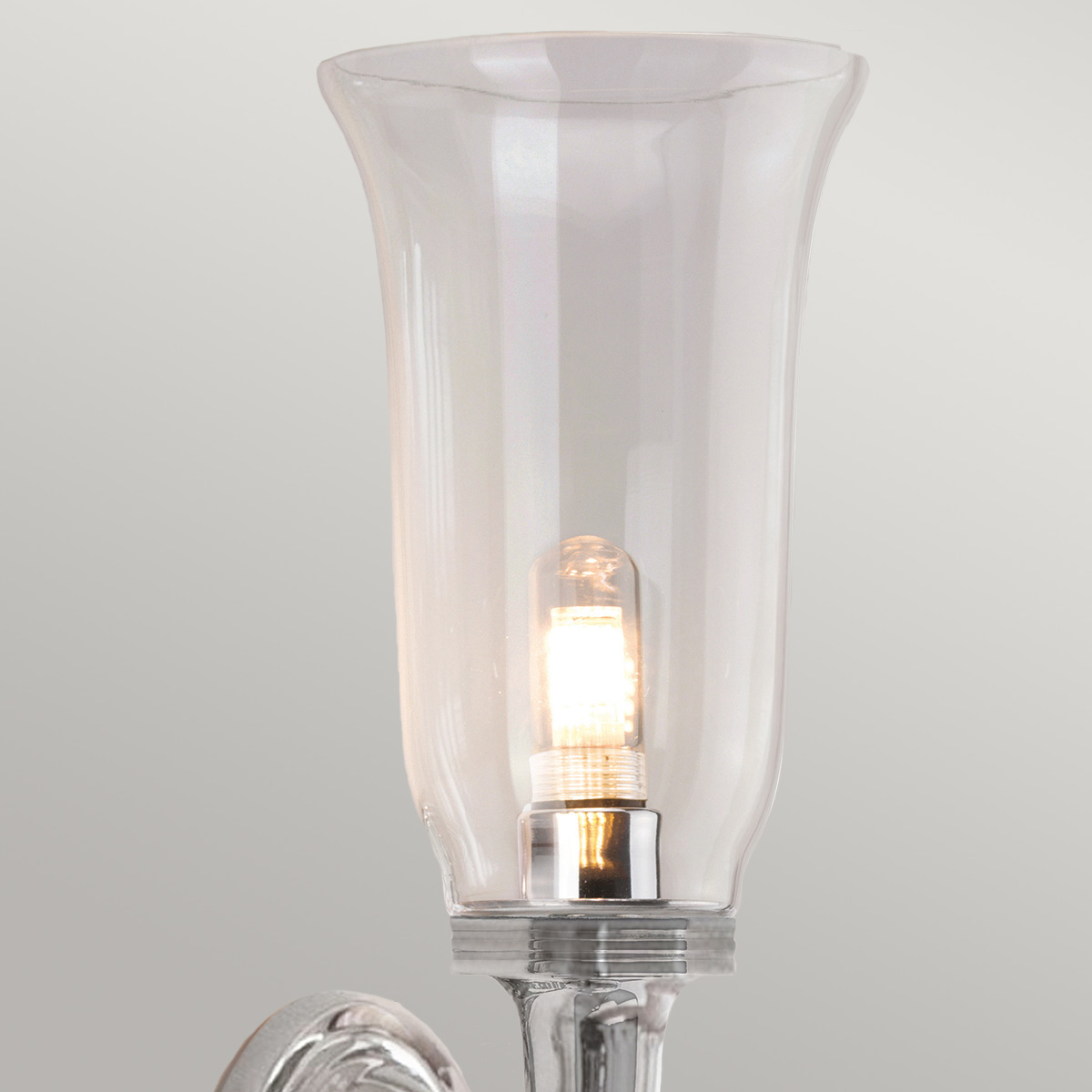 Dryden 40cm Poleret krom badeværelseslampe Fra Elstead Lighting - Lampen fås i flere finish såsom poleret krom, poleret nikkel og poleret messing, hvilket giver fleksibilitet i stil og dekoration.