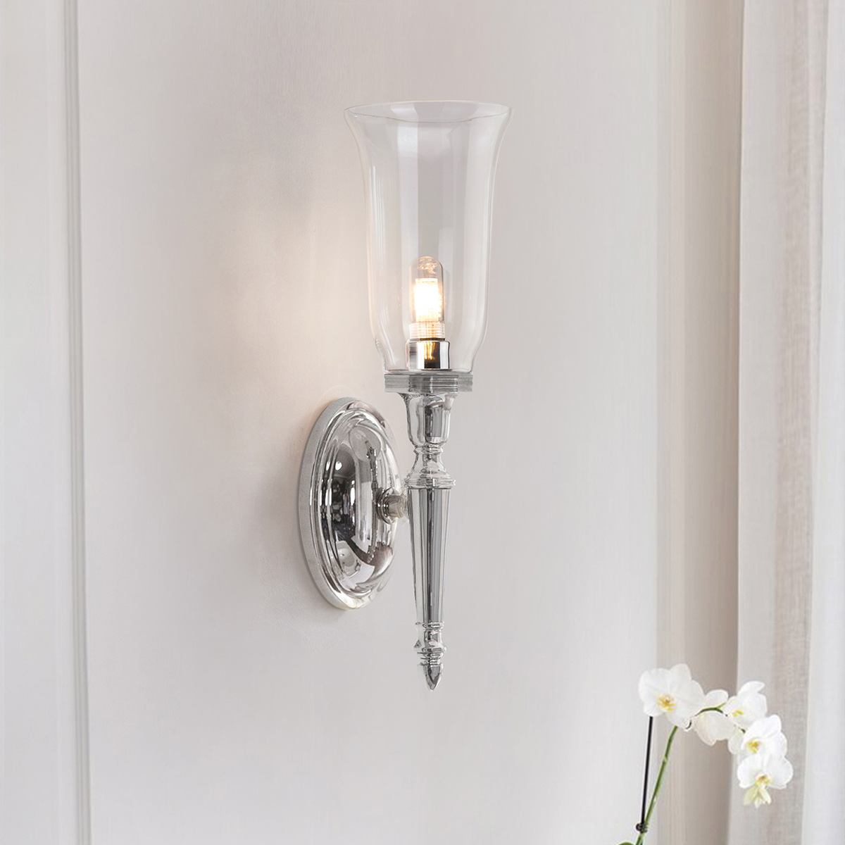 Dryden 40cm Poleret krom badeværelseslampe Fra Elstead Lighting - Lampen fås i flere finish såsom poleret krom, poleret nikkel og poleret messing, hvilket giver fleksibilitet i stil og dekoration.