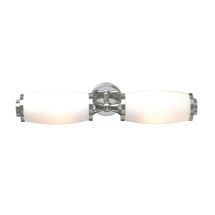 Eliot 47cm Poleret krom badeværelseslampe Fra Elstead Lighting - De opalglassk&aelig;rme spreder et bl&oslash;dt og j&aelig;vnt lys, der f&oslash;les b&aring;de behageligt og eksklusivt.