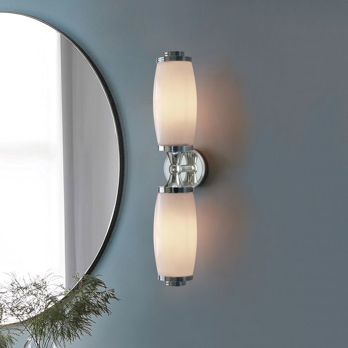 Eliot 47cm Poleret krom badeværelseslampe Fra Elstead Lighting - De opalglassk&aelig;rme spreder et bl&oslash;dt og j&aelig;vnt lys, der f&oslash;les b&aring;de behageligt og eksklusivt.