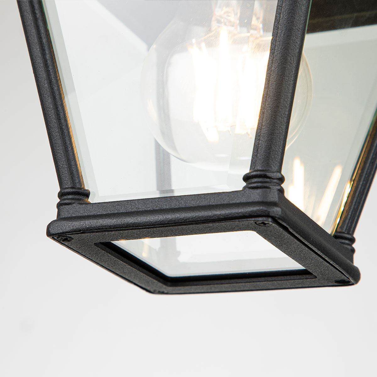 Bayview Sort Fra Elstead Lighting - Bayview loftslampe har et klassisk og elegant design med en romantisk georgiansk stil, der giver en stilfuld og sofistikeret tilstedeværelse i ethvert ydre.