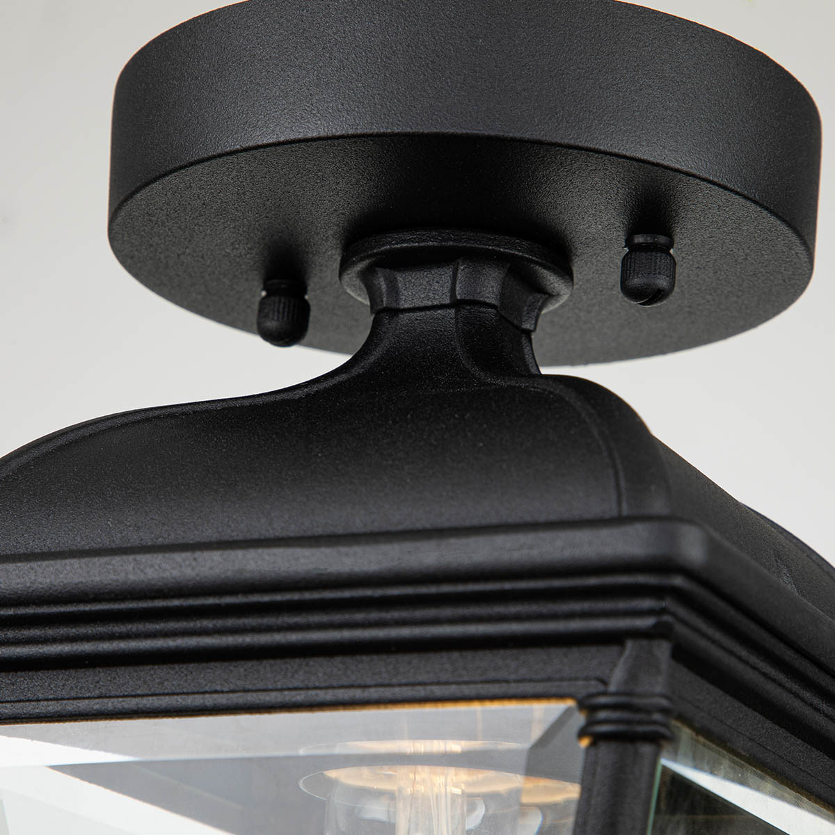 Bayview Sort Fra Elstead Lighting - Bayview loftslampe har et klassisk og elegant design med en romantisk georgiansk stil, der giver en stilfuld og sofistikeret tilstedeværelse i ethvert ydre.