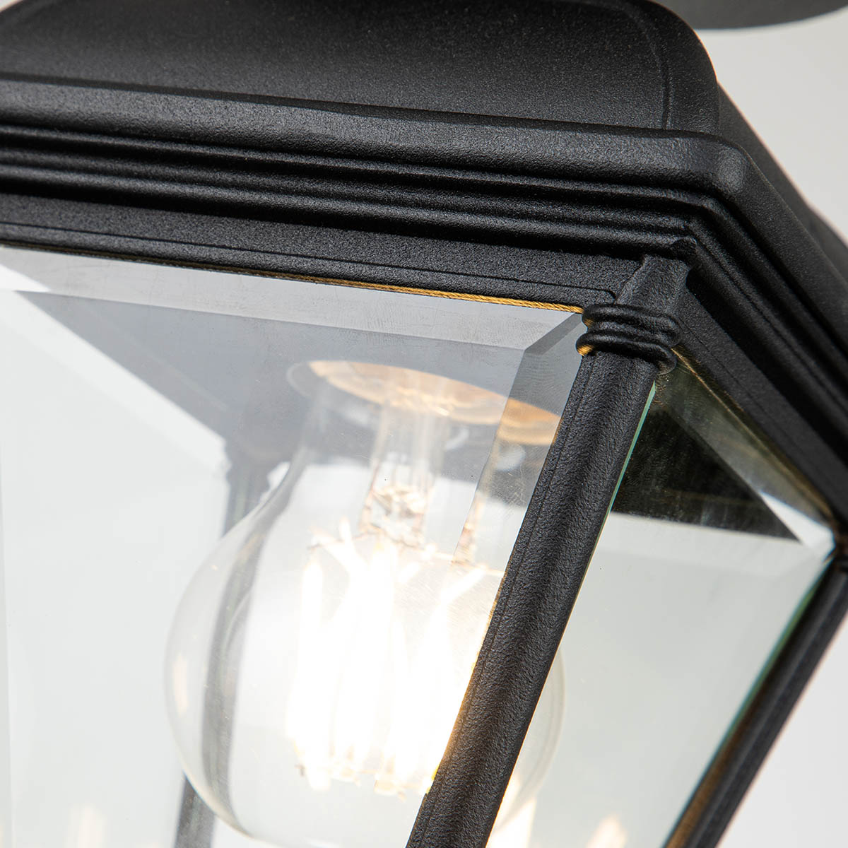 Bayview Sort Fra Elstead Lighting - Bayview loftslampe har et klassisk og elegant design med en romantisk georgiansk stil, der giver en stilfuld og sofistikeret tilstedeværelse i ethvert ydre.