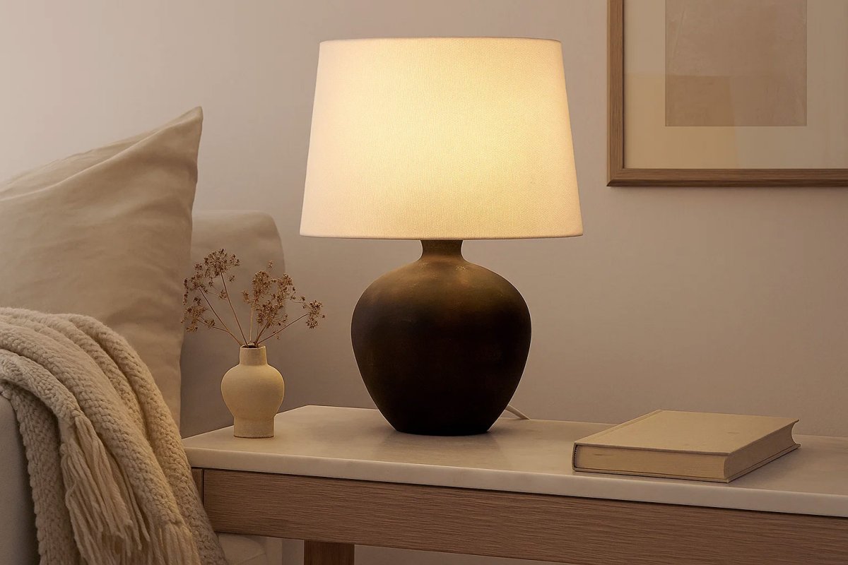 Bella 42cm Mørkebrun bordlampe Fra Nordic Lighting - Bella bordlampen har en smuk keramisk base i m&oslash;rkebrun, rustik finish og en beige h&oslash;rsk&aelig;rm.