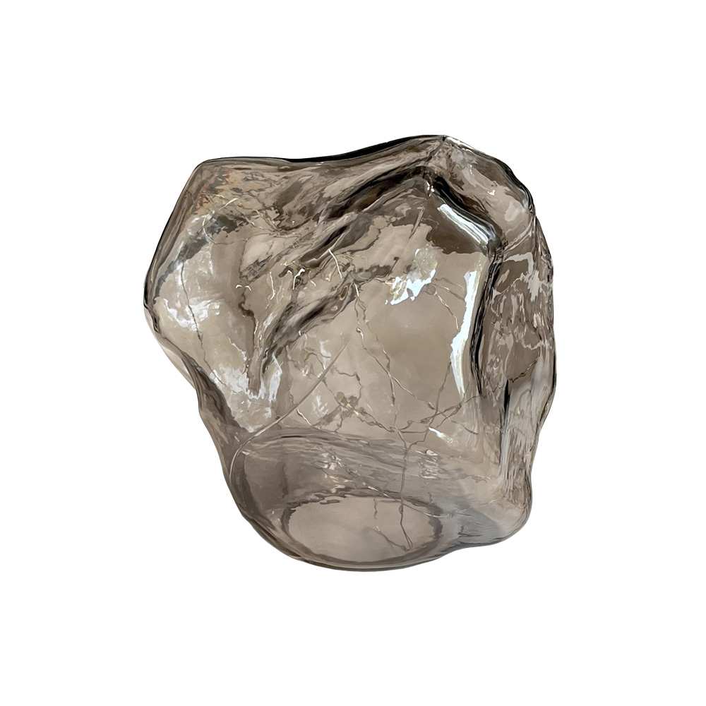 Bergsten 22cm Beige bordlampe Fra Pixie Design - Den er udstyret med en timer og en praktisk 5-trins lysd&aelig;mper til at justere lyset efter behov, hvilket g&oslash;r den perfekt til b&aring;de arbejdsbelysning og hyggelig aftenbelysning.
