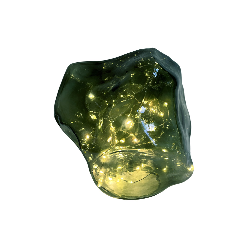 Bergsten 22cm Grøn bordlampe Fra Pixie Design - Den er udstyret med en timer og en praktisk 5-trins lysd&aelig;mper til at justere lyset efter behov, hvilket g&oslash;r den perfekt til b&aring;de arbejdsbelysning og hyggelig aftenbelysning.