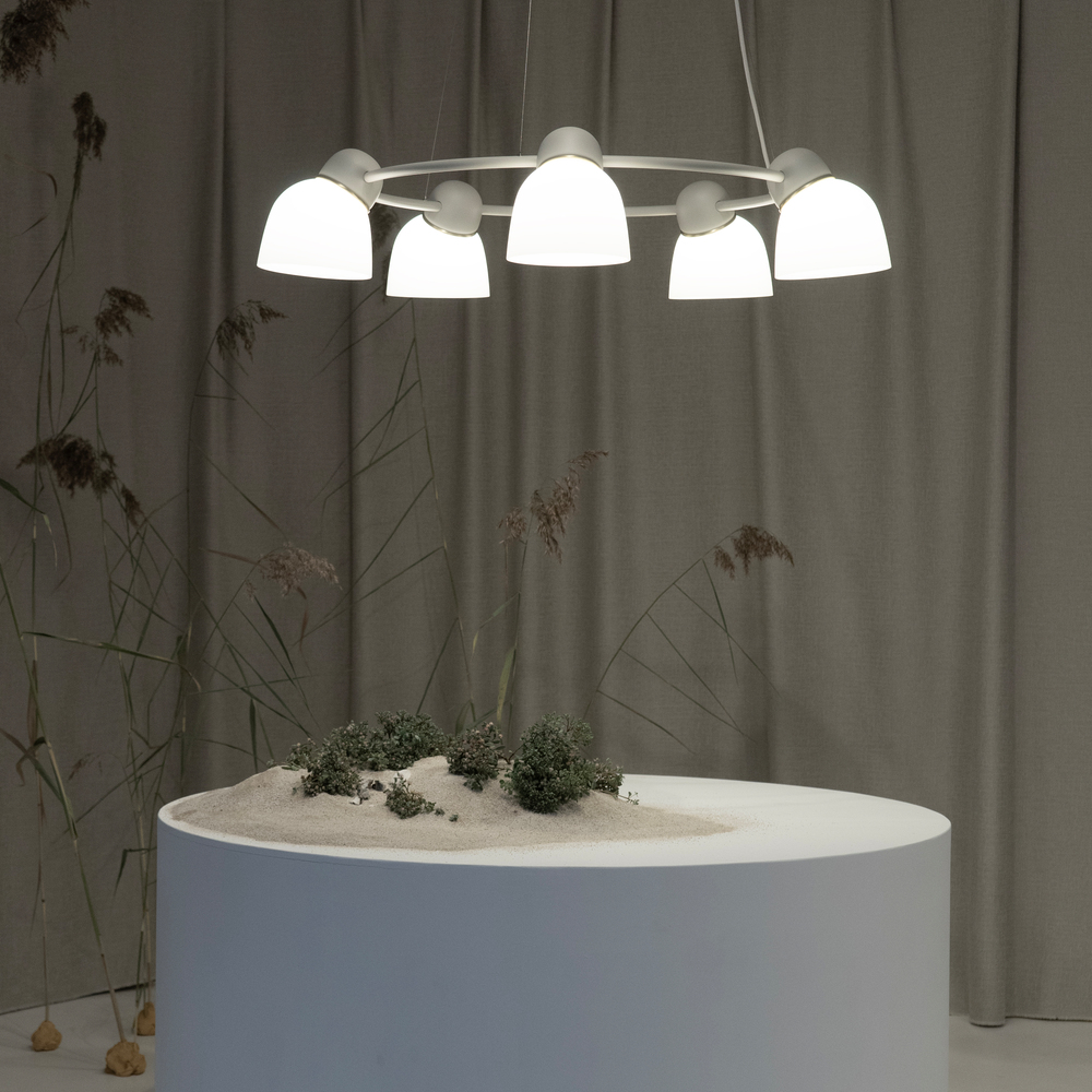 Bird Ø95 Sand/hvid loftslampe Fra Belid - Den cirkulære form og metalkonstruktionen skaber en fortryllende og svævende lampe, der gør den til det perfekte midtpunkt i ethvert rum.
