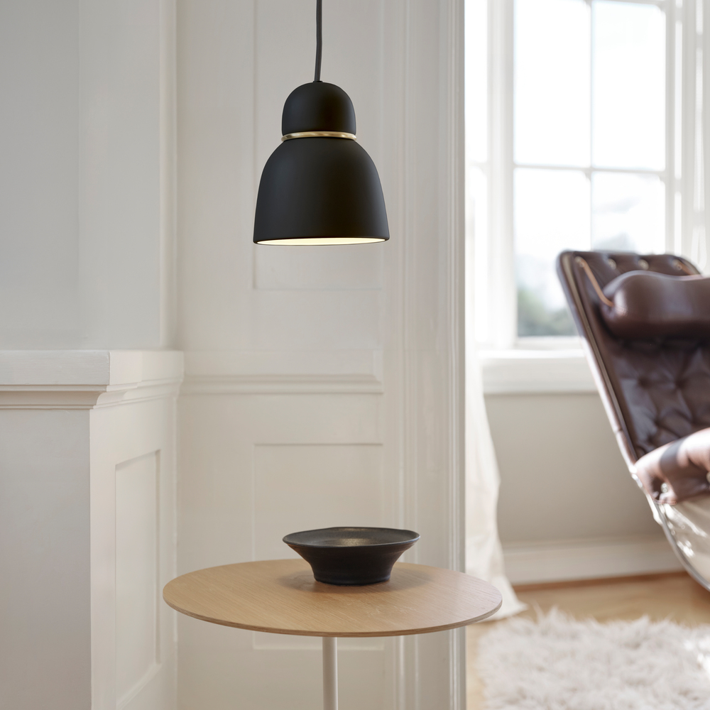 Bird Ø17 Sort/messing loftslampe Fra Belid - Uanset hvilken farve du vælger, vil dette loftvedhæng blive et smykke i dit hjem og skabe en atmosfære af sofistikeret belysning.