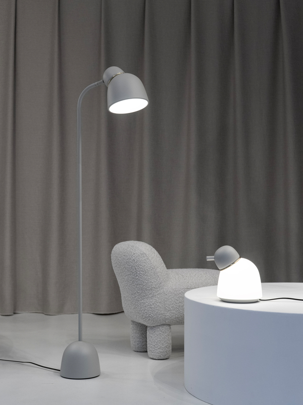 Bird Sand/messing gulvlampe Fra Belid - Smuk gulvlampe med en banebrydende fortolkning af traditionelt design.