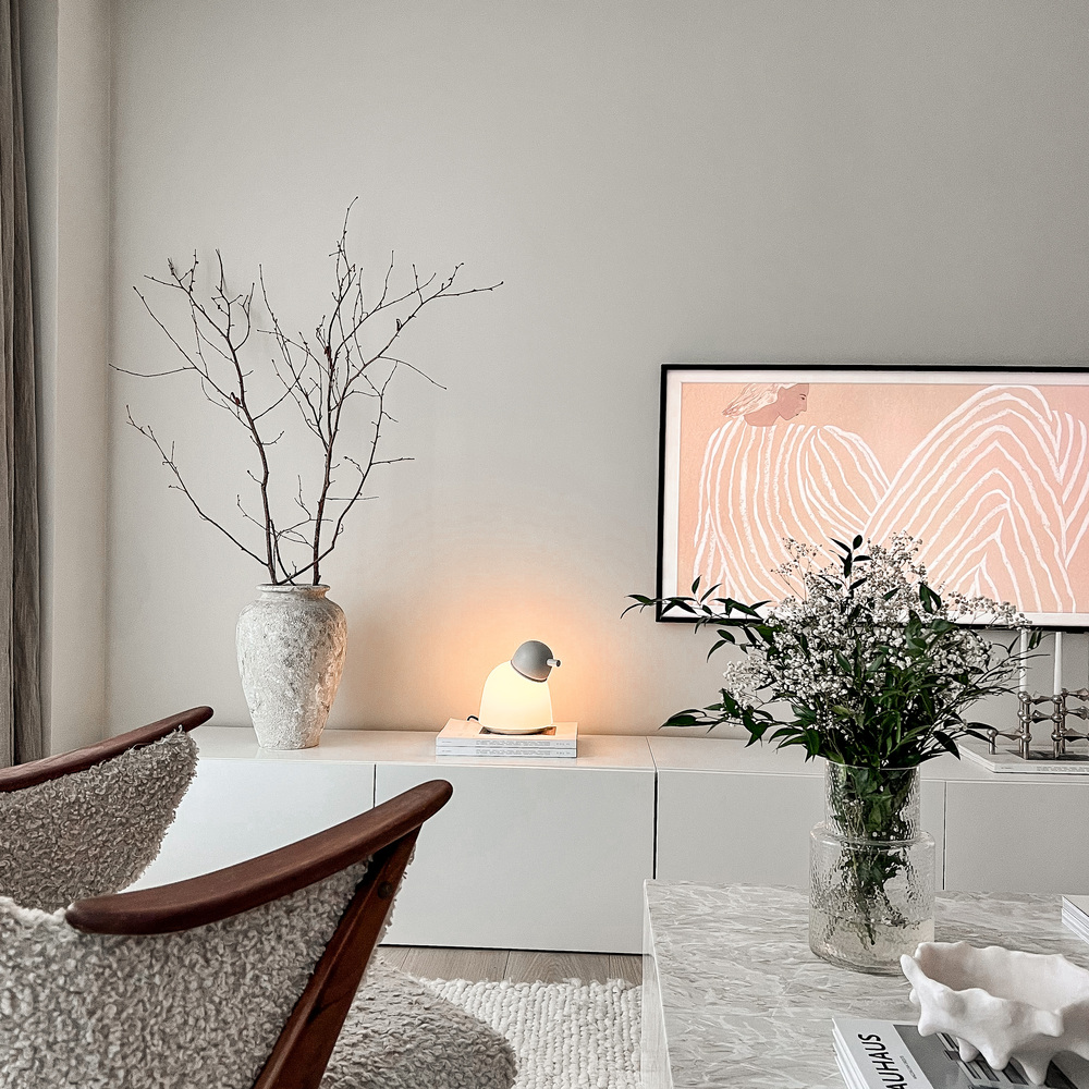Bird 22cm Sand bordlampe Fra Belid - Hver lampe er håndlavet i Varberg og kombinerer Belids arv med moderne design på en harmonisk måde.