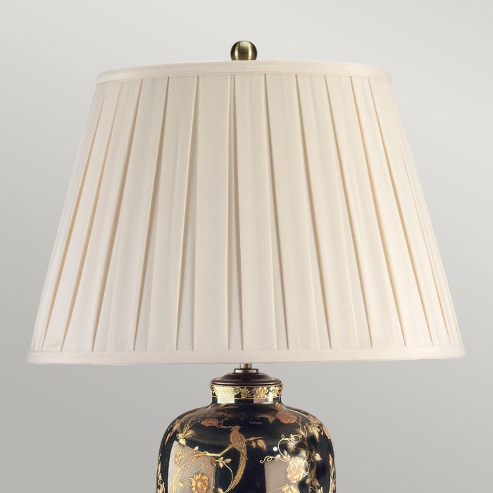 Black Birds 74cm Sort bordlampe Fra Elstead Lighting - Utrustad med en tr&auml;bas, veckad lampsk&auml;rm i kr&auml;mf&auml;rgad textil och en dekorativ avslutning i antikm&auml;ssing.