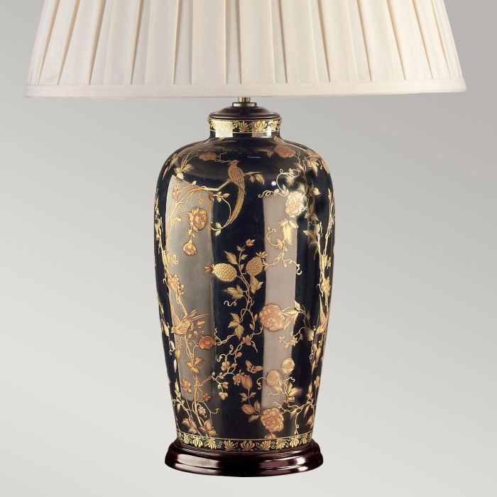 Black Birds 74cm Sort bordlampe Fra Elstead Lighting - Utrustad med en tr&auml;bas, veckad lampsk&auml;rm i kr&auml;mf&auml;rgad textil och en dekorativ avslutning i antikm&auml;ssing.