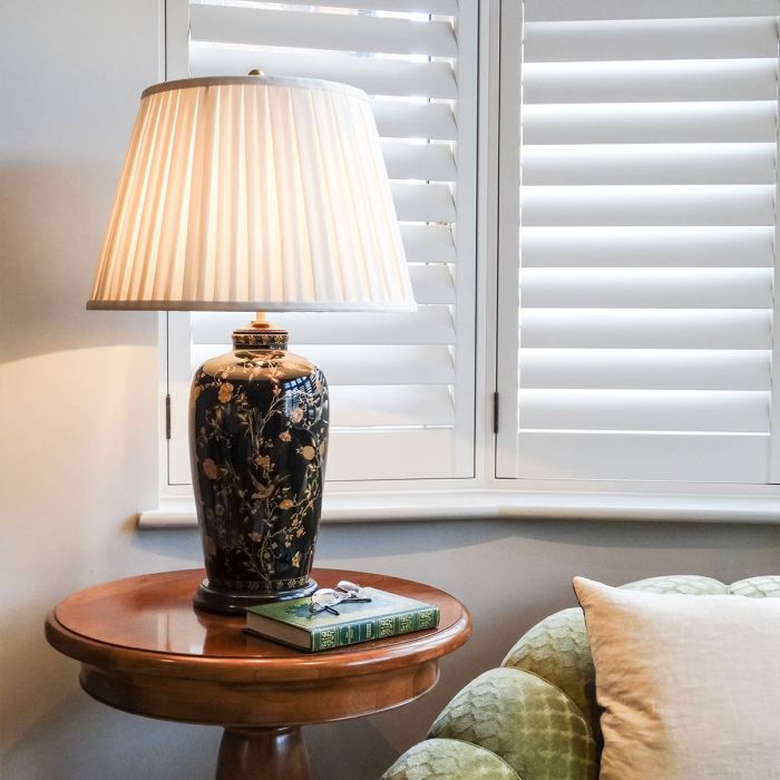 Black Birds 74cm Sort bordlampe Fra Elstead Lighting - Utrustad med en tr&auml;bas, veckad lampsk&auml;rm i kr&auml;mf&auml;rgad textil och en dekorativ avslutning i antikm&auml;ssing.