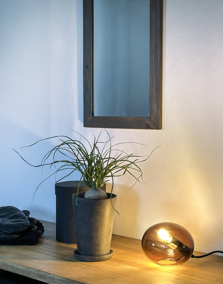 Globus 10cm Brun bordlampe Fra Aneta Lighting - Globus bordlampe i brunt glas med en lyskilde inde i glaskuglen, der giver et dekorativt og behageligt lys.