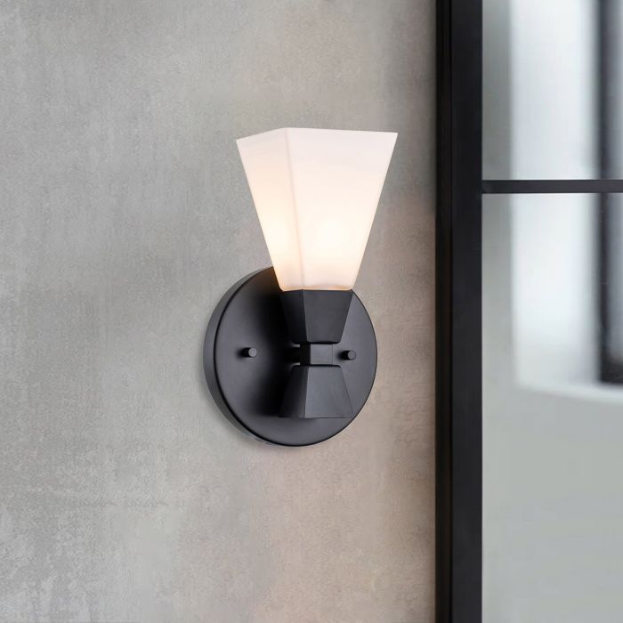 Bowtie 15cm Sort badeværelseslampe Fra Elstead Lighting - Den matsorte Bowtie-væglampe er en moderne spejllampe med en IP44-klassificering, hvilket gør den velegnet til badeværelser, men også til andre interiører såsom vaskerum eller gæstetoiletter.