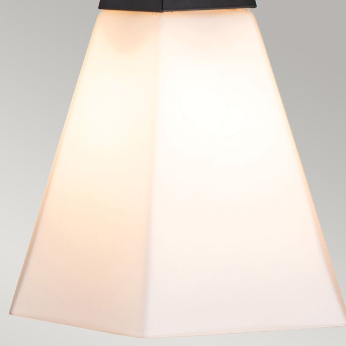 Bowtie 57cm Sort badeværelseslampe Fra Elstead Lighting - Dette stilfulde armatur er lavet af stål med opalglasskærme og tilbyder et sofistikeret look.