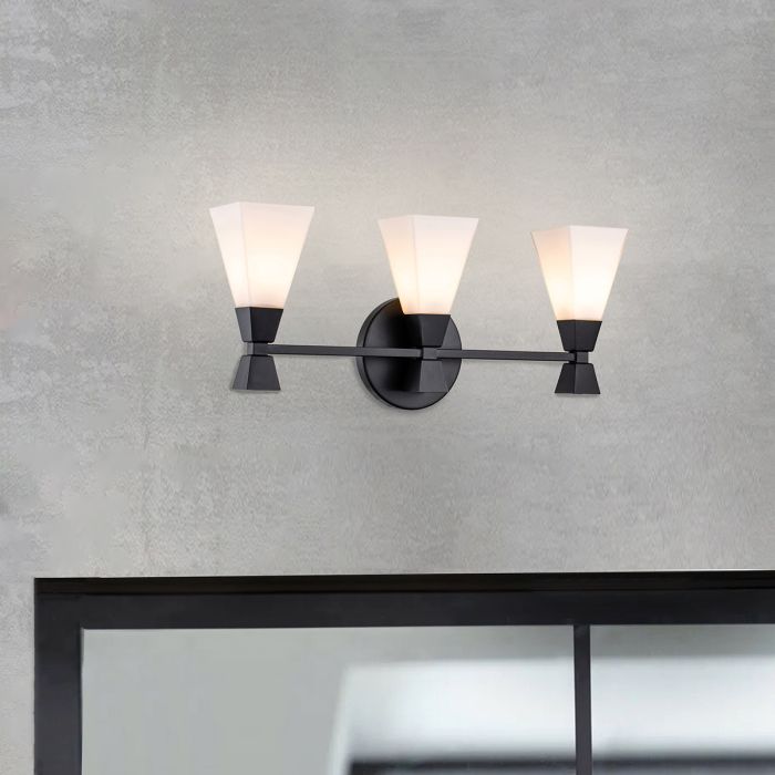 Bowtie 57cm Sort badeværelseslampe Fra Elstead Lighting - Dette stilfulde armatur er lavet af stål med opalglasskærme og tilbyder et sofistikeret look.