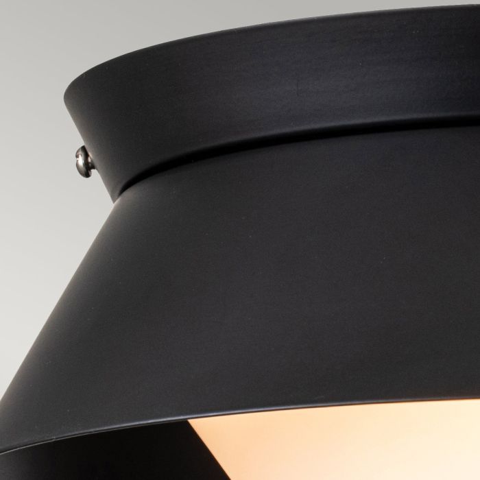 Bowtie Ø25 Sort badeværelseslampe Fra Elstead Lighting - Den matsorte Bowtie loftslampe er en moderne loftslampe med en IP44-klassificering, hvilket gør den velegnet til badeværelser, men også til andre interiører såsom vaskerum eller gæstetoiletter.