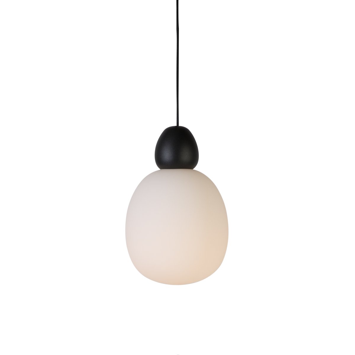 Buddy Ø18 Sort loftslampe Fra Belid - Buddy er fremstillet af h&oslash;j kvalitet med et solidt udtryk p&aring; trods af det bl&oslash;de design, og er en pendel, der passer lige s&aring; godt over spisebordet som i stuen, sovev&aelig;relset eller gangen.