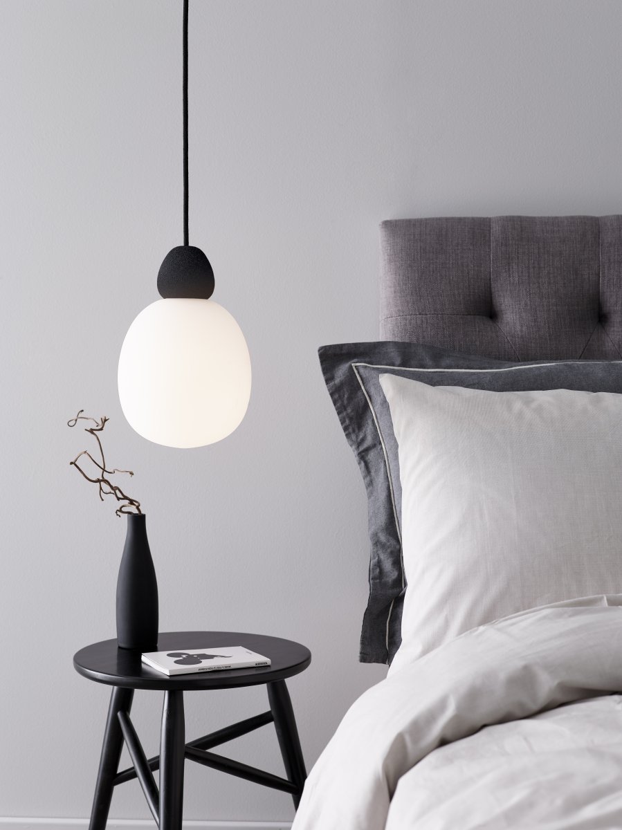 Buddy Ø18 Sort loftslampe Fra Belid - Buddy er fremstillet af h&oslash;j kvalitet med et solidt udtryk p&aring; trods af det bl&oslash;de design, og er en pendel, der passer lige s&aring; godt over spisebordet som i stuen, sovev&aelig;relset eller gangen.