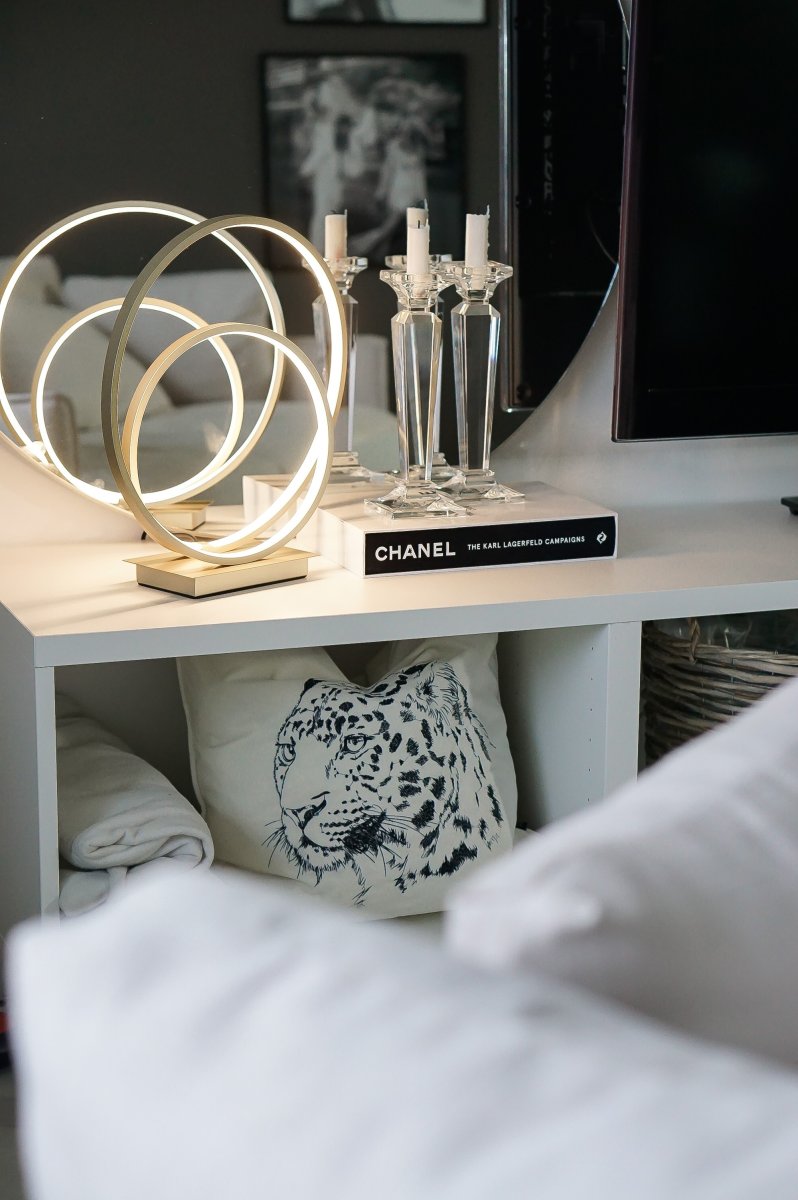 Loop 37cm Champagne bordlampe Fra Aneta Lighting - Integreret 14W LED, der kan dæmpes med en 3-trins lysdæmper p&aring; lampefoden.