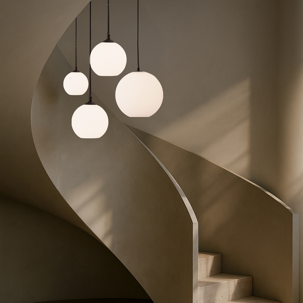 Capo Ø30 Hvid loftslampe Fra Belid - Capo pendel er et klassisk klodeformet vedh&aelig;ng med et smukt opalfarvet glas og fine detaljer i metal.