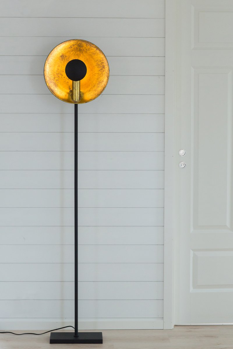 Captain Sand sort gulvlampe Fra By Rydéns - Captain uplight er en del af den stilfulde Captain-familie og giver dit hjem lige s&aring; stor indflydelse som de andre medlemmer.