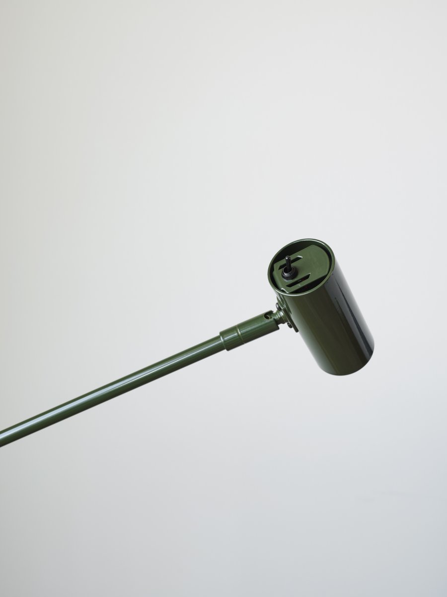 Cato dimbar Skovgrøn gulvlampe Fra Belid - Med en højdejustering mellem 100-134 cm, en lampeskærm på 4 cm i diameter og en stabil lampebase på 20 cm kombinerer Cato form og funktion på bedste vis.