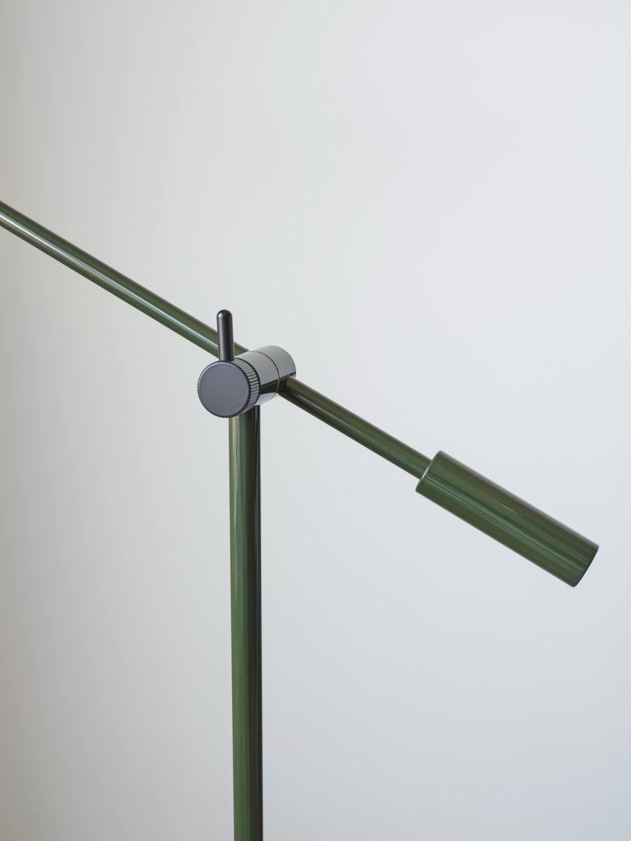 Cato dimbar Skovgrøn gulvlampe Fra Belid - Med en højdejustering mellem 100-134 cm, en lampeskærm på 4 cm i diameter og en stabil lampebase på 20 cm kombinerer Cato form og funktion på bedste vis.
