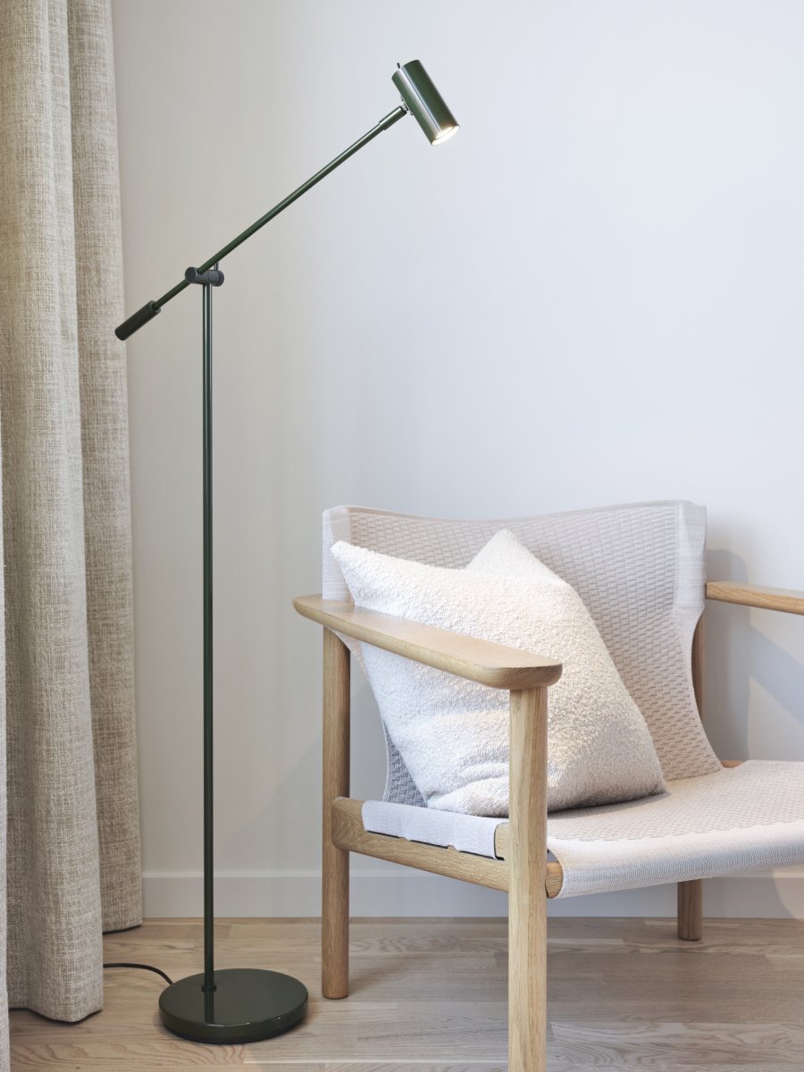 Cato dimbar Skovgrøn gulvlampe Fra Belid - Med en højdejustering mellem 100-134 cm, en lampeskærm på 4 cm i diameter og en stabil lampebase på 20 cm kombinerer Cato form og funktion på bedste vis.