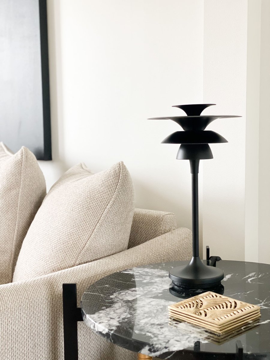 Picasso 45cm Mat sort bordlampe Fra Belid - For at bordlampen skal kunne passe ind i boligindretningen i flere &aring;r, har vi valgt at holde designet enkelt og elegant.