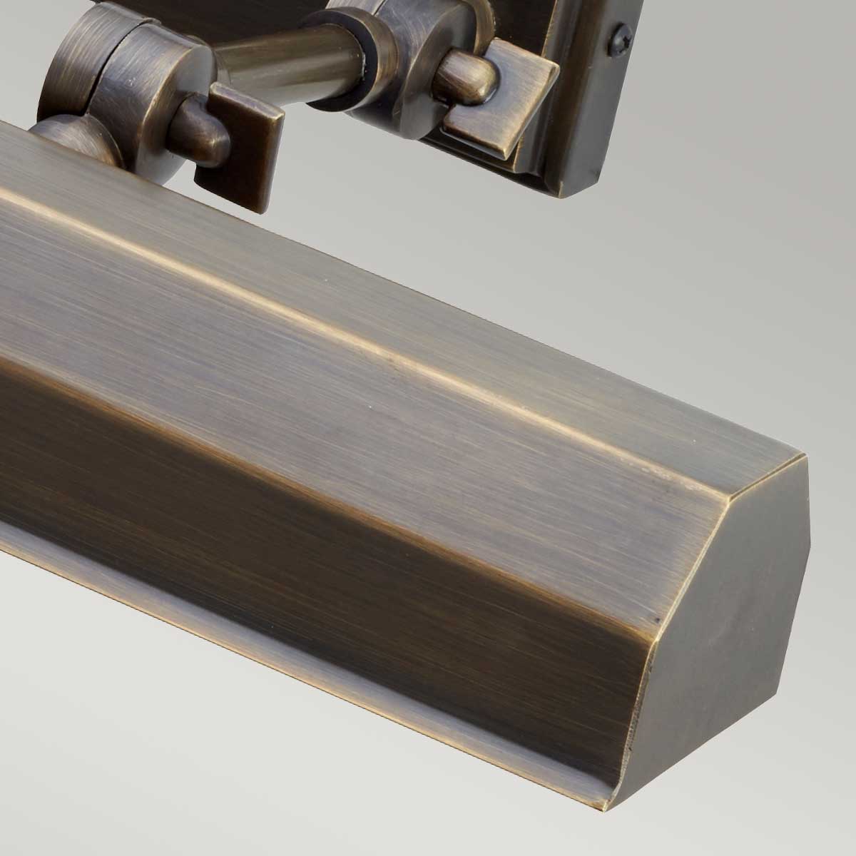 Chawtown 40cm Bronze Fra Elstead Lighting - Chawton er en elegant billedlampe fremstillet af stål med en stilfuld finish i mørk bronze, der giver et klassisk og tidløst udtryk.