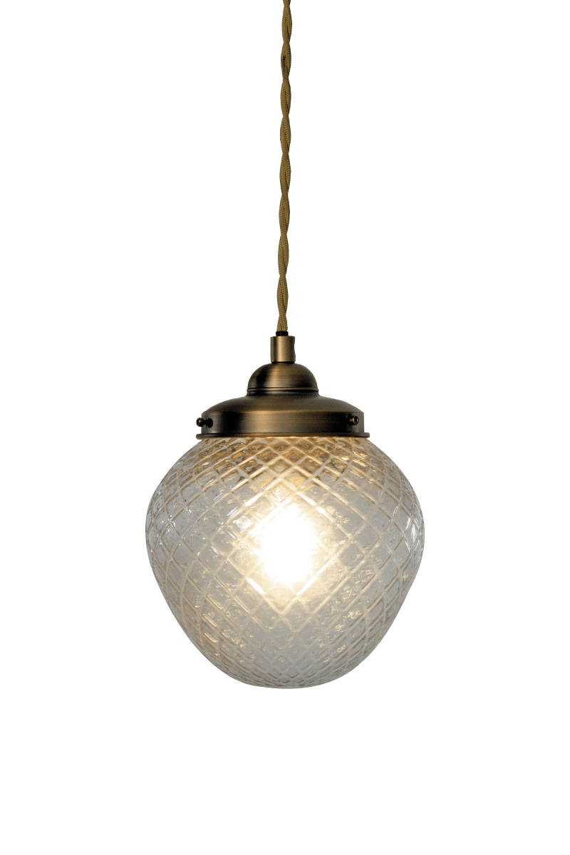 Gatsby Ø15 Antik messing vindueslampe Fra Aneta Lighting - Gatsby vindueslampe har et klassisk og elegant udtryk med en dekorativ sk&aelig;rm i klart, h&aelig;rdet glas og metaldetaljer i en antik messingfinish.