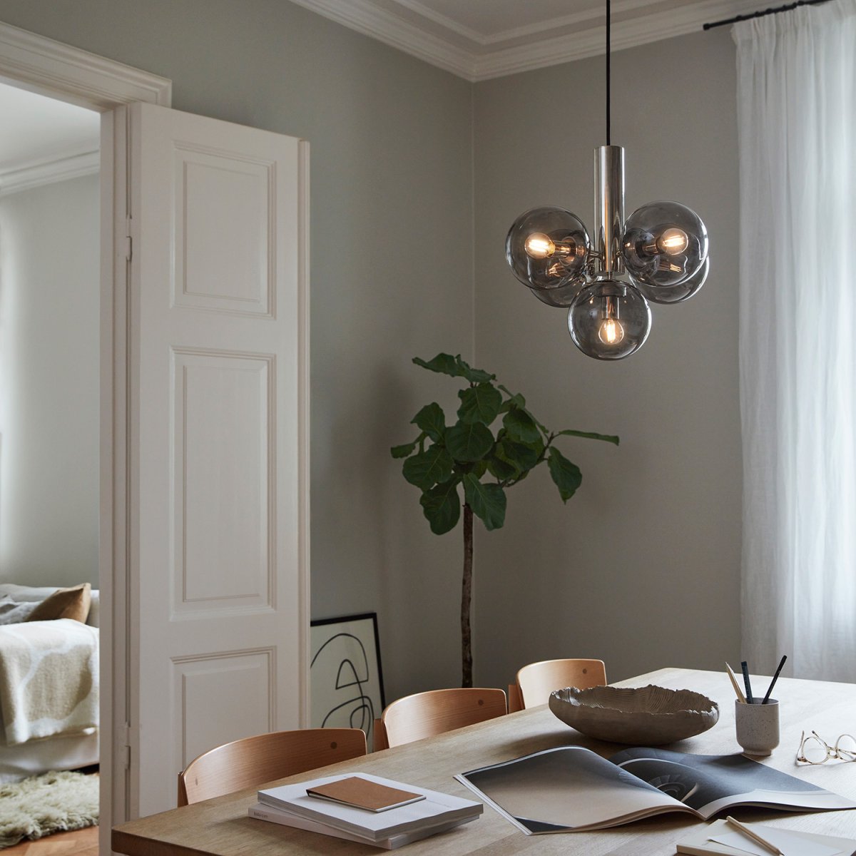 Avenue Ø43 Nikkel loftslampe Fra CO Bankeryd - Avenue er en loftslampe i metal og glas, der giver et roligt og sobert indtryk.