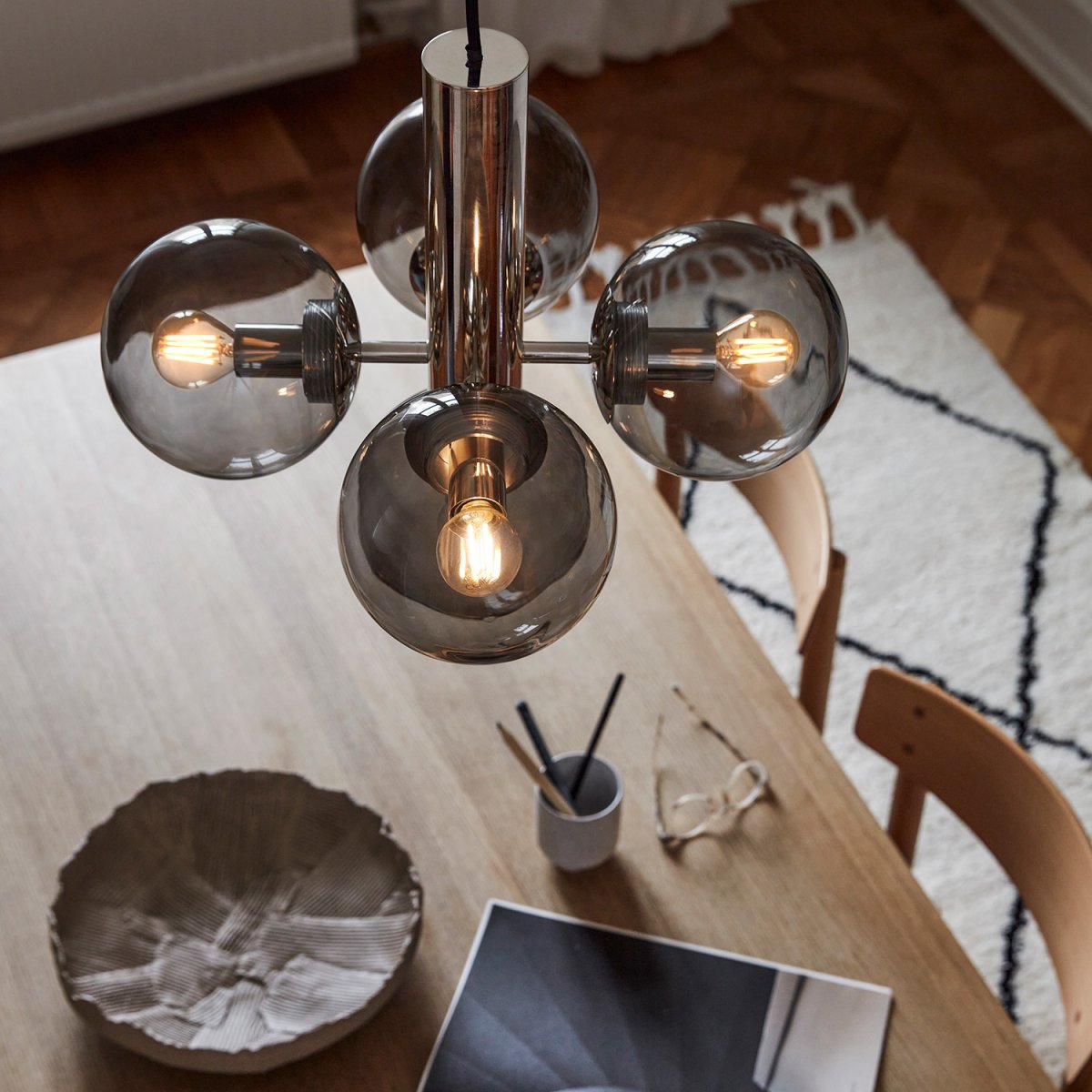 Avenue Ø43 Nikkel loftslampe Fra CO Bankeryd - Avenue er en loftslampe i metal og glas, der giver et roligt og sobert indtryk.