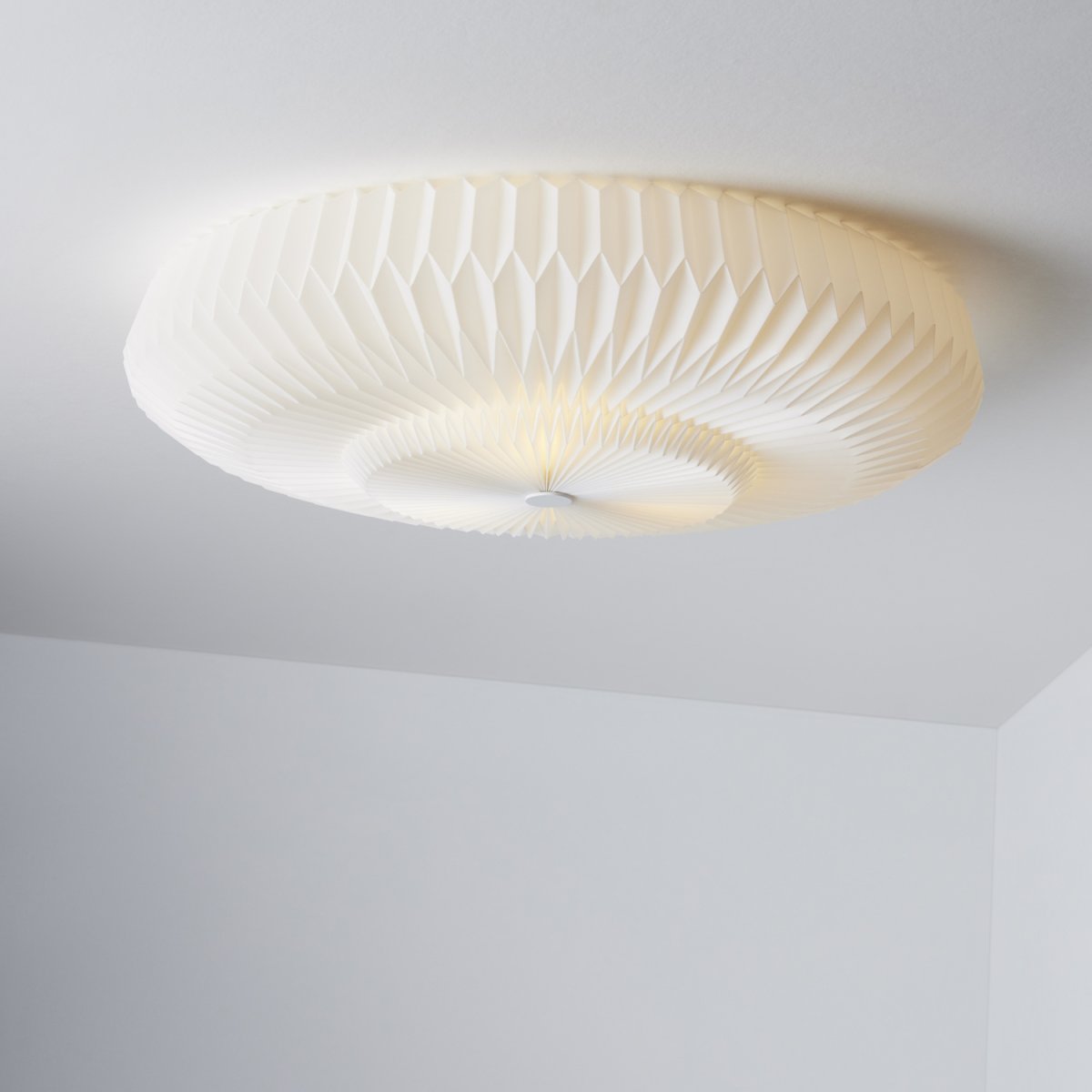 Belli Ø55 Hvid plafond Fra CO Bankeryd - Belli er en subtil loftlampe p&aring; trods af dens smukke foldede konstruktion.