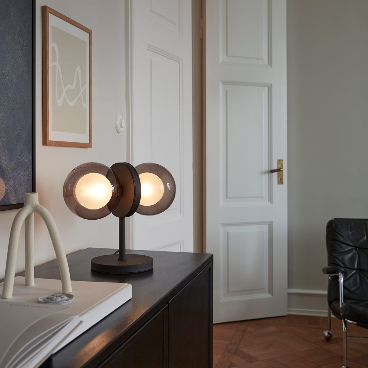 Discus 30cm Sort bordlampe Fra CO Bankeryd - De opalglaskupler er indkapslet i røget glas, der giver et varmt dekorativt lys i rummet.