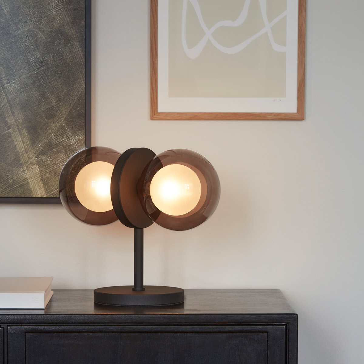 Discus 30cm Sort bordlampe Fra CO Bankeryd - De opalglaskupler er indkapslet i røget glas, der giver et varmt dekorativt lys i rummet.