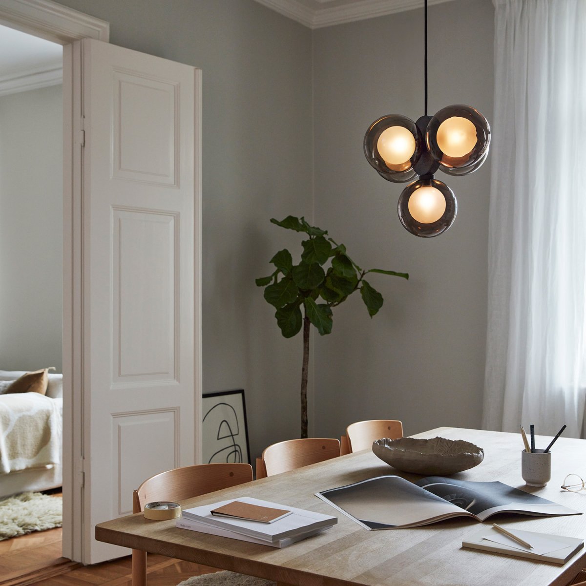 Discus 50cm Sort loftslampe Fra CO Bankeryd - Discus loftlampen kan med fordel hænges frem for et spisebord, men fungerer også; i en hall eller over et sofabord for et generelt atmosfærisk lys.
