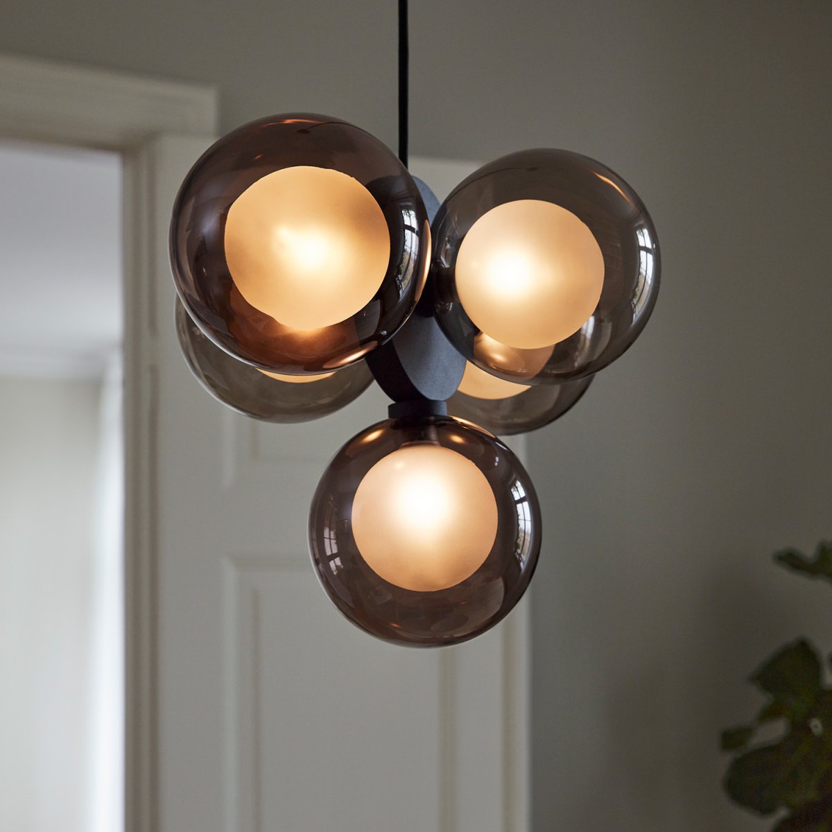 Discus 50cm Sort loftslampe Fra CO Bankeryd - Discus loftlampen kan med fordel hænges frem for et spisebord, men fungerer også; i en hall eller over et sofabord for et generelt atmosfærisk lys.