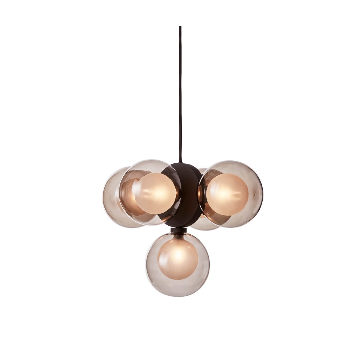 Discus 50cm Sort loftslampe Fra CO Bankeryd - Discus loftlampen kan med fordel hænges frem for et spisebord, men fungerer også; i en hall eller over et sofabord for et generelt atmosfærisk lys.
