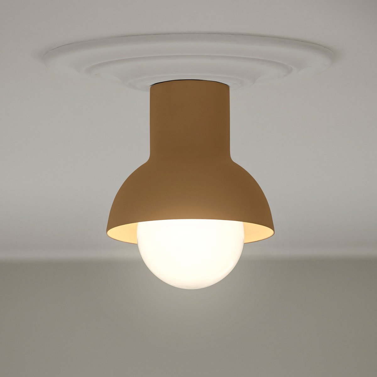 Down Ø20 Mørk sennep plafond Fra CO Bankeryd - Down plafond har et ungdommeligt og skandinavisk design, som med sit atmosf&aelig;riske lys passer perfekt ind i en hall eller k&oslash;kken.