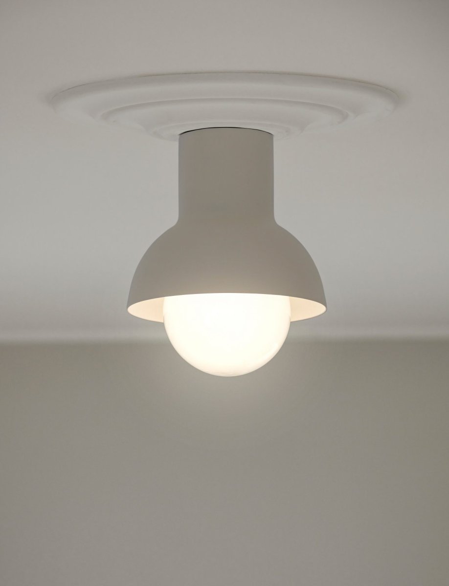Down Ø20 Beige plafond Fra CO Bankeryd - Down plafond har et ungdommeligt og skandinavisk design, der med sit atmosf&aelig;riske lys passer perfekt ind i gangen eller k&oslash;kkenet.