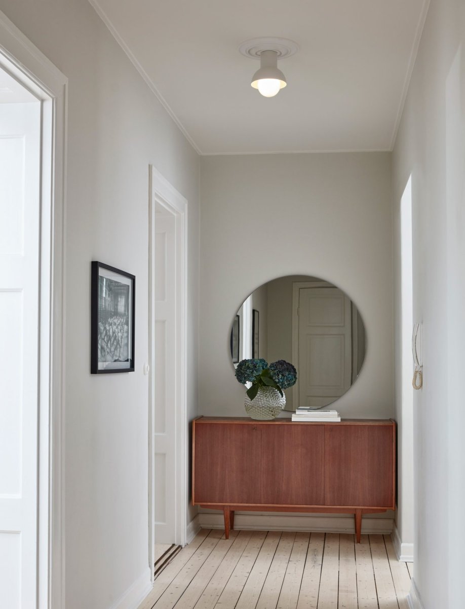 Down Ø20 Beige plafond Fra CO Bankeryd - Down plafond har et ungdommeligt og skandinavisk design, der med sit atmosf&aelig;riske lys passer perfekt ind i gangen eller k&oslash;kkenet.