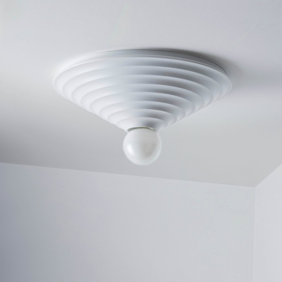Loop Ø45 Hvid plafond Fra CO Bankeryd - Loop 45 ligner en arkitektonisk sløjfe, der bruges til at dekorere loftet i et rum.