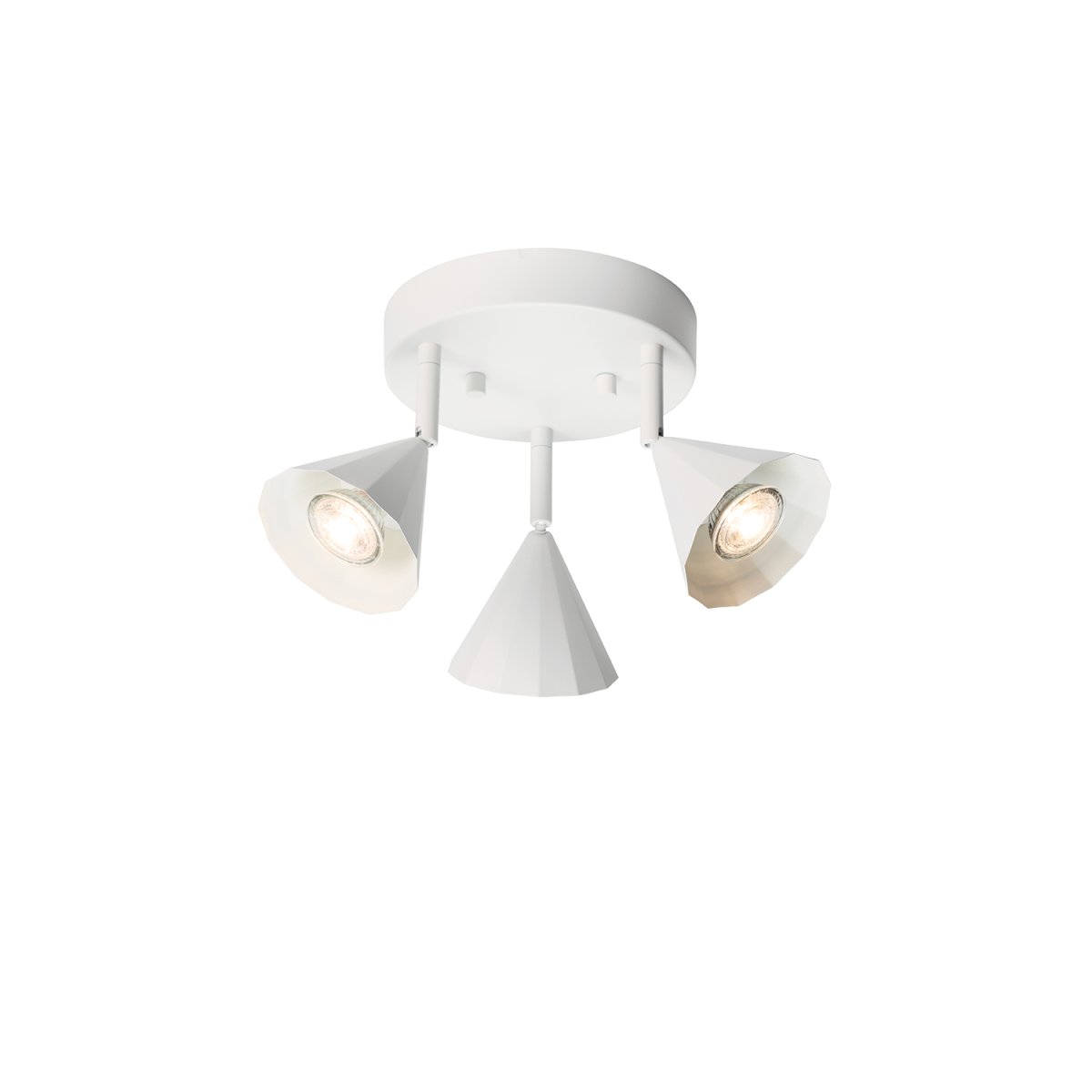 Rain 3 Hvid spotlight Fra CO Bankeryd - Loftslampen spreder et j&aelig;vnt lys, der skaber en behagelig atmosf&aelig;re, og dens stilrene form g&oslash;r den til en diskret men elegant detalje i alle typer interi&oslash;r.